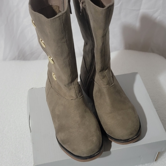 Children place studded boots - Picture 2 of 3